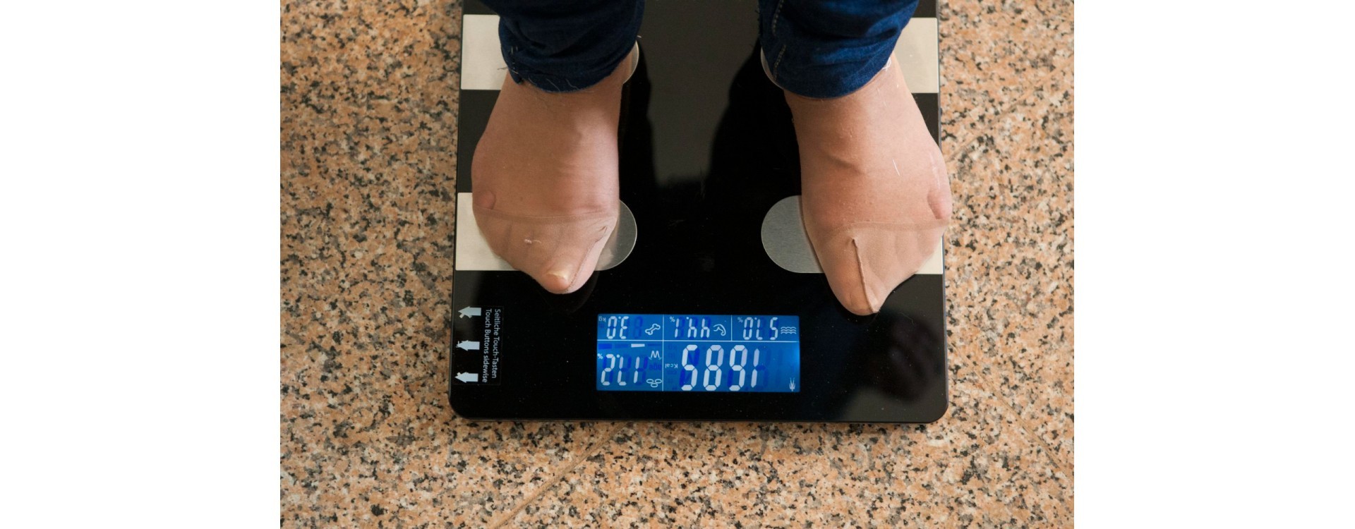 Proč elektronická váha ukazuje různé výsledky?